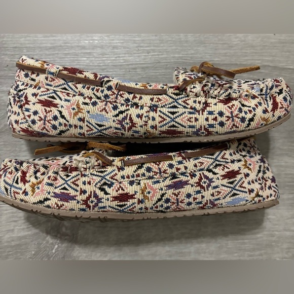 MINNETONKA CALLY Moccasin Slippers Brit Trapper Leather Tie Aztec Print Size 6 - Picture 3 of 3